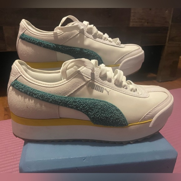 Puma Shoes - Women’s PUMA NEW WITHOUT TAGS RETRO STYLE SIZE 8